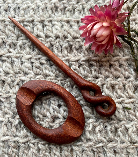 Sjalnål i mahogny